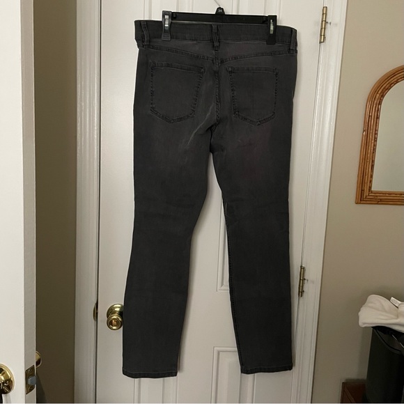 Liz Claiborne Women’s Classic Skinny Jeans - Picture 2 of 3